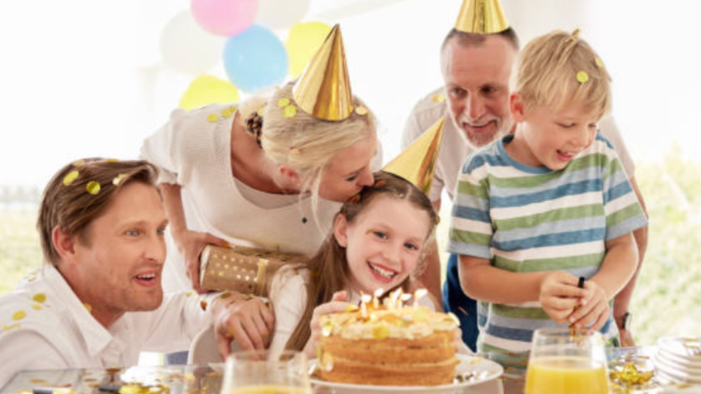 Image d'une famille fêtant un anniversaire au sein de notre lieu partenaire : L’ESCAPADE escape game Saint-Nazaire