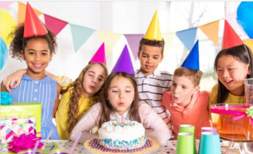 Image d'enfants fêtant l'anniversaire de leur amie au sein de notre lieu partenaire :
Le Centre équestre à La Baule