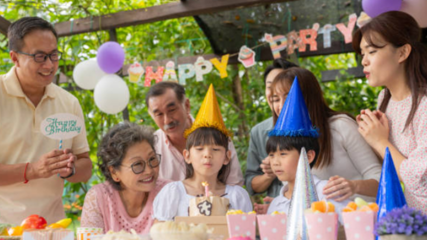 Image d'une famille fêtant un anniversaire au sein de notre lieu partenaire : Le parc des Dryades à La Baule