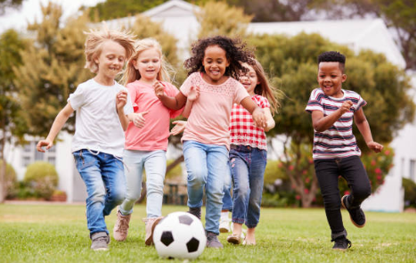 Image de 5 enfants qui courent derrière un ballon, le sourire aux lèvres. La phrase "Créer un anniversaire magique pour votre enfant !" est écrite sur l'image. Et un rectangle avec écrit "Créer !" est en dessous du texte, c'est un lien qui permet d'aller sur la page "créer son anniversaire".